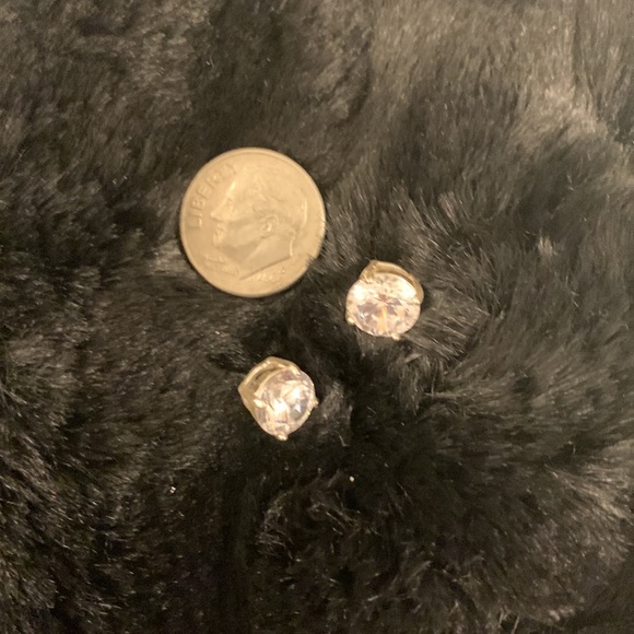Cubic zirconia studs - Picture 3 of 3